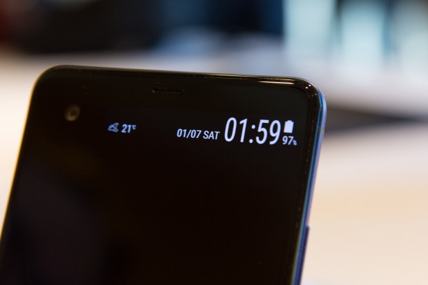 So sollen beispielsweise die Benachrichtigungen auf dem Zusatzdisplay von der KI vorgefiltert werden. (Bild: Martin Wolf/Golem.de)